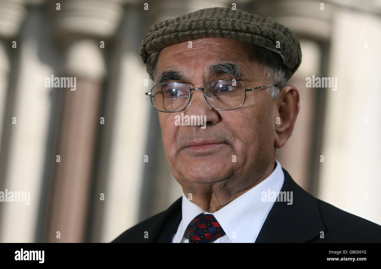 Ashfaq Babar, der Vater des Terrorverdächtigen Babar Ahmad, der behauptet, er sei nach seiner Verhaftung im Jahr 2003 misshandelt worden und beginnt vor dem High Court in London mit einer Klage gegen die Metropolitan Police. Stockfoto