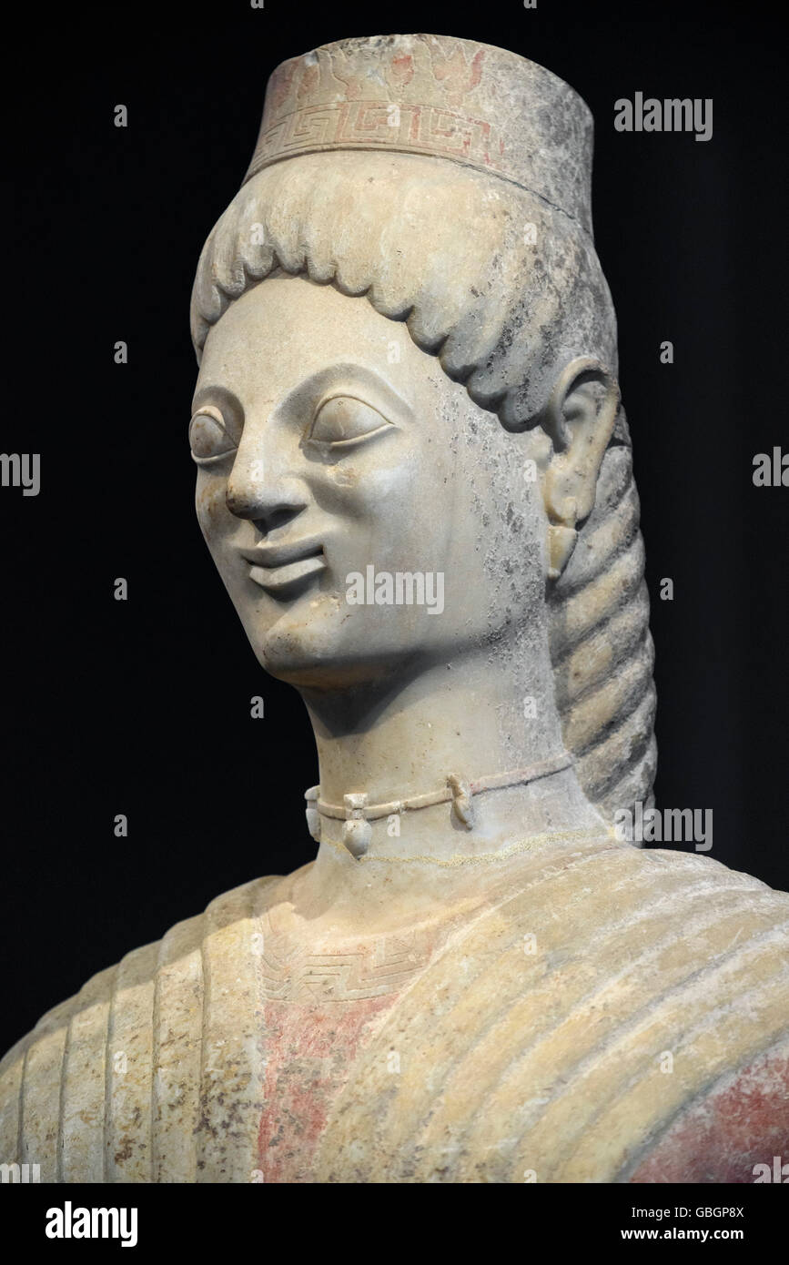 Berlin. Deutschland.  Grabbeigaben Statue einer Frau (Detail), auch bekannt als "Berlin-Göttin" von Keratea (Attika/GR), Marmor 580-560 v. Chr.. Stockfoto