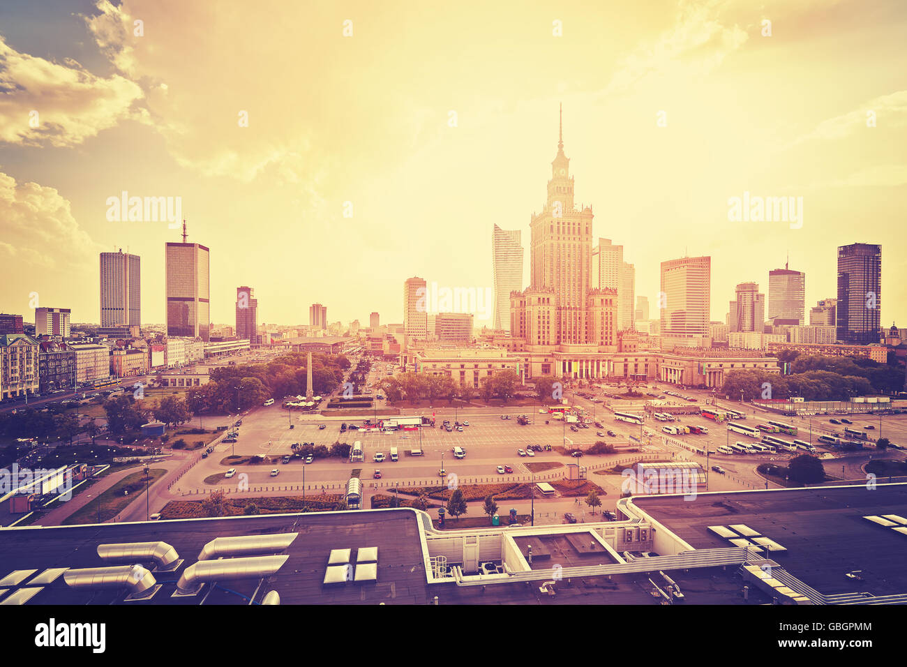 Vintage stilisierte Warschauer Innenstadt mit Palast der Kultur und Wissenschaft und Wolkenkratzer bei Sonnenuntergang, Polen. Stockfoto