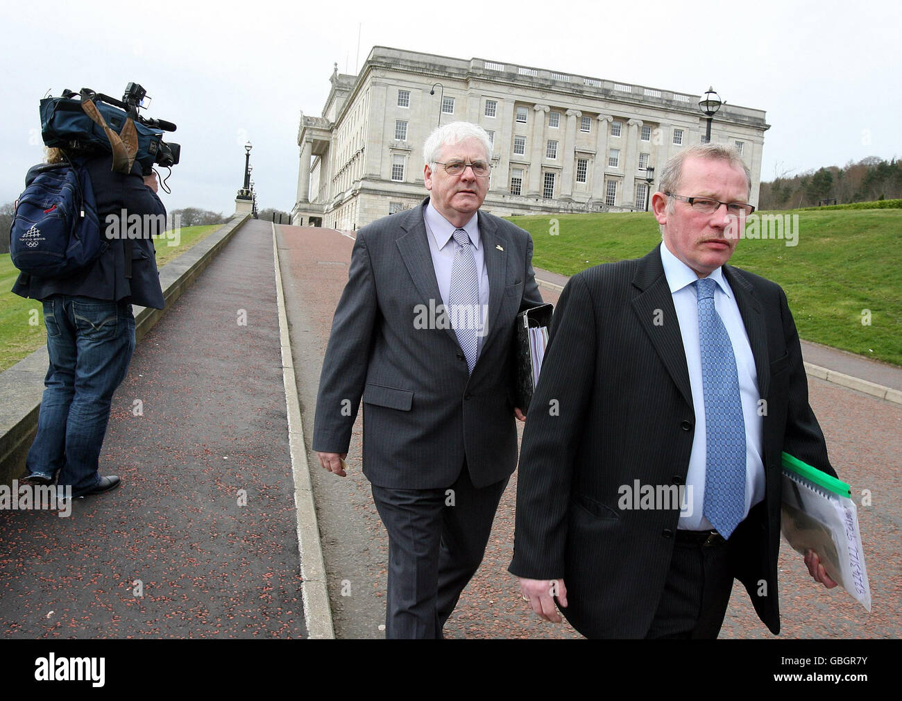 Verwandte der Omagh-Bombenopfer, Michael Gallagher (links) mit Godfrey Wilson, verlassen heute Stormont. Die Geheimdienste halten sich zurück bei der Verfolgung derjenigen, die hinter der Omagh-Bombe stecken, einem trauernden Vater, der heute behauptet wird. Stockfoto