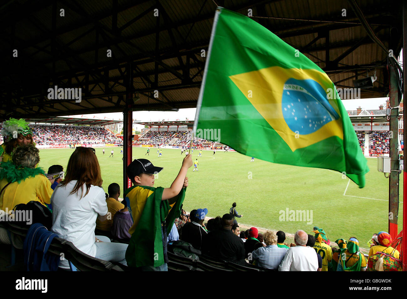 Fußball - freundlich - Exeter City gegen Brasilien. Brasilien-Fans besuchen das Spiel im St James' Park Stockfoto