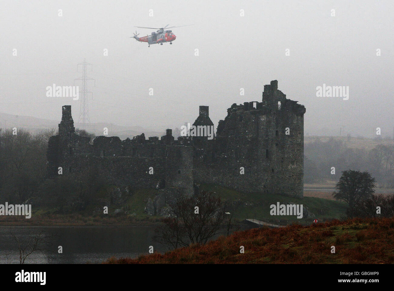 Ein Hubschrauber durchsucht die Küste von Loch Awe, nachdem die Polizei heute Morgen zwei Leichen geborgen hatte. Stockfoto