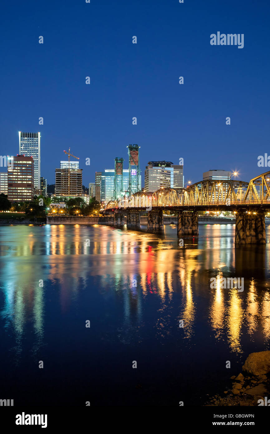 Skyline, Hawthorne Bridge und Willamette River, Portland, Oregon, USA Stockfoto