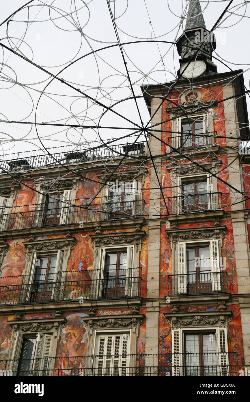 Fassade in einem Gebäude der Plaza Mayor, eine große quadratische und beliebte Touristenziel in Madrid, Spanien Stockfoto