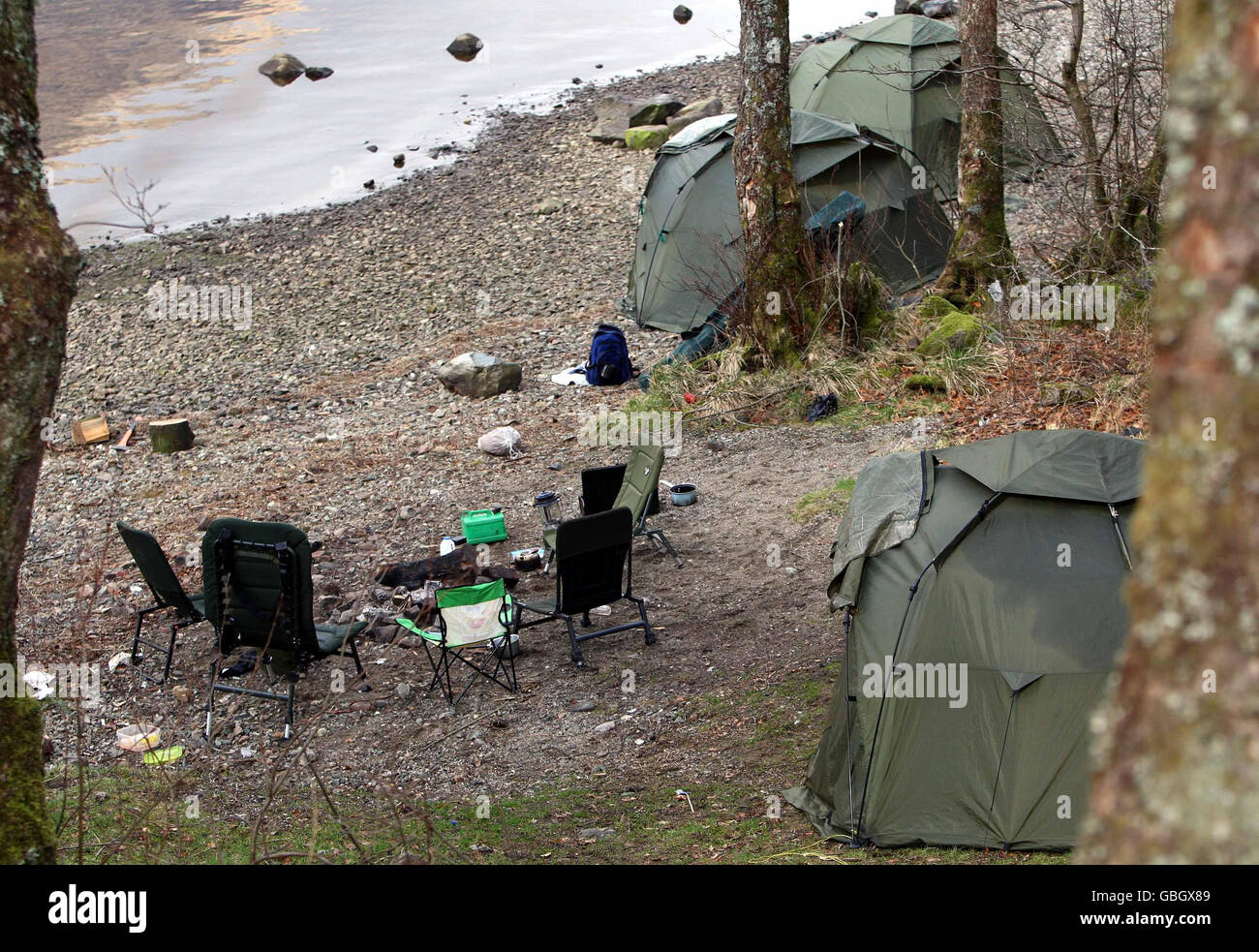 Ein allgemeiner Blick auf die Stühle auf dem Campingplatz, auf dem die vier Männer am Ufer des Loch Awe wohnten. Stockfoto