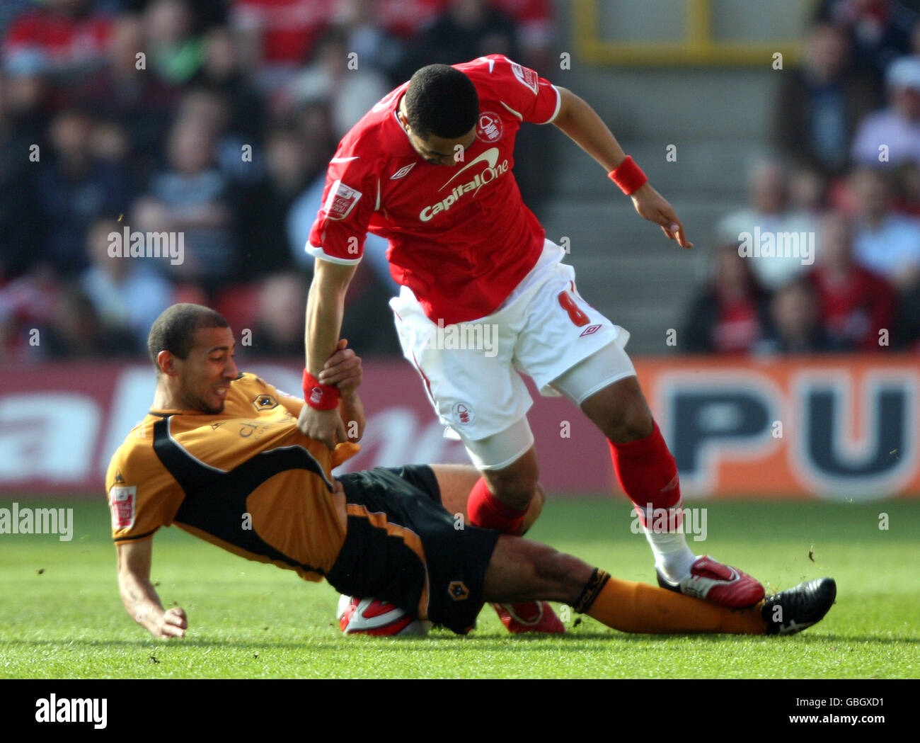 Fußball - Coca-Cola Football League Championship - Nottingham Forest gegen Wolverhampton Wanderers - City Ground. Lewis McGugan von Nottingham Forest und Karl Henry von Wolverhampton Wanderers Stockfoto