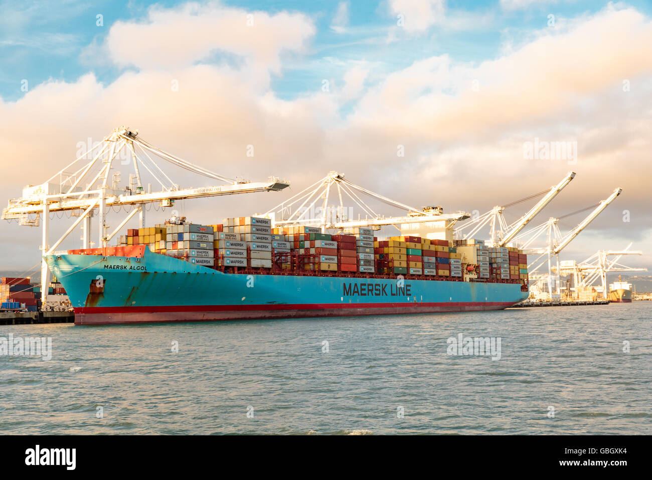 Containerschiff im Hafen von Oakland, CA Stockfoto