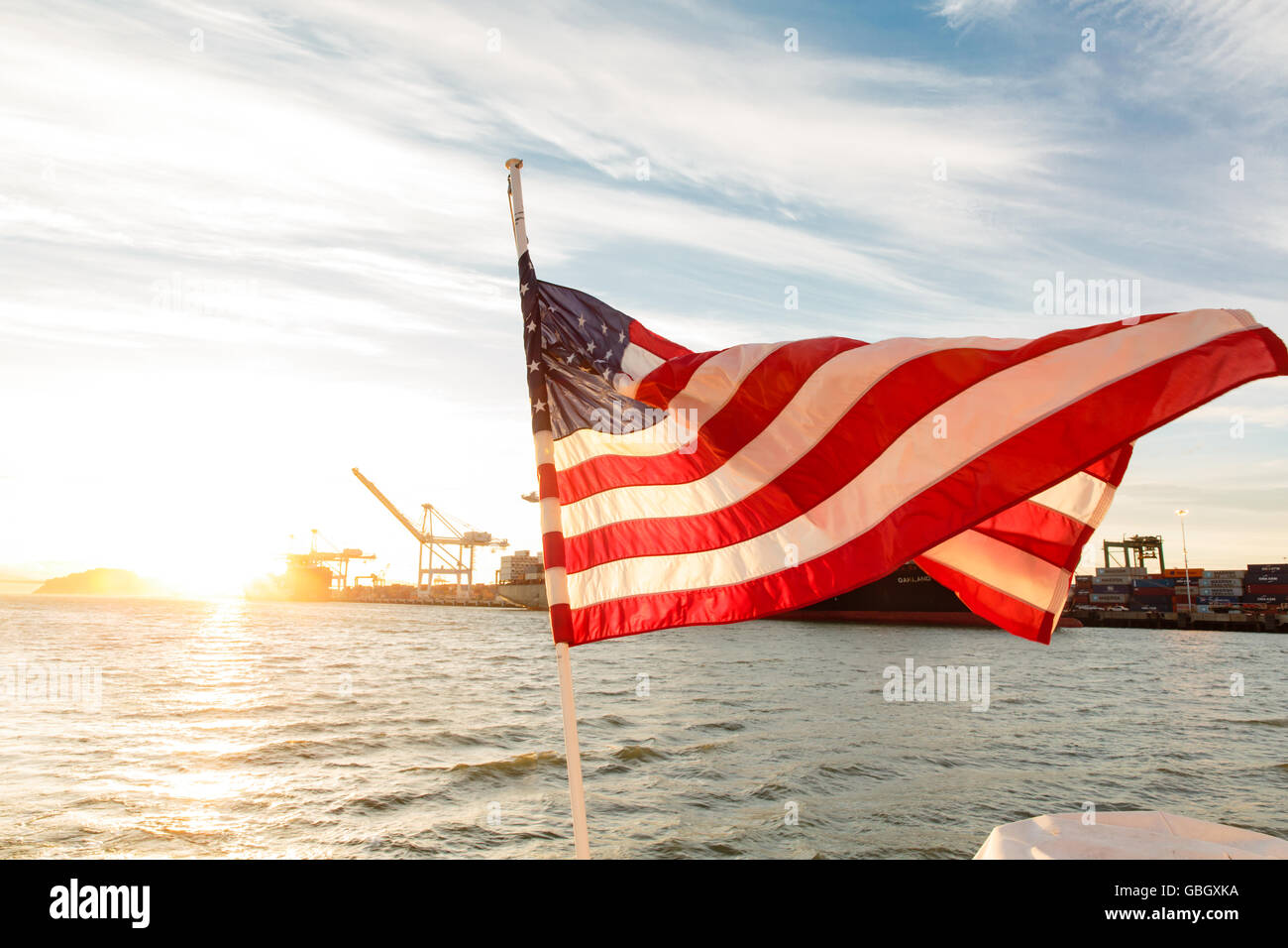 Amerikanische Flagge Wellen im Wind der Rückseite Schiff in der Bucht von San Francisco Stockfoto