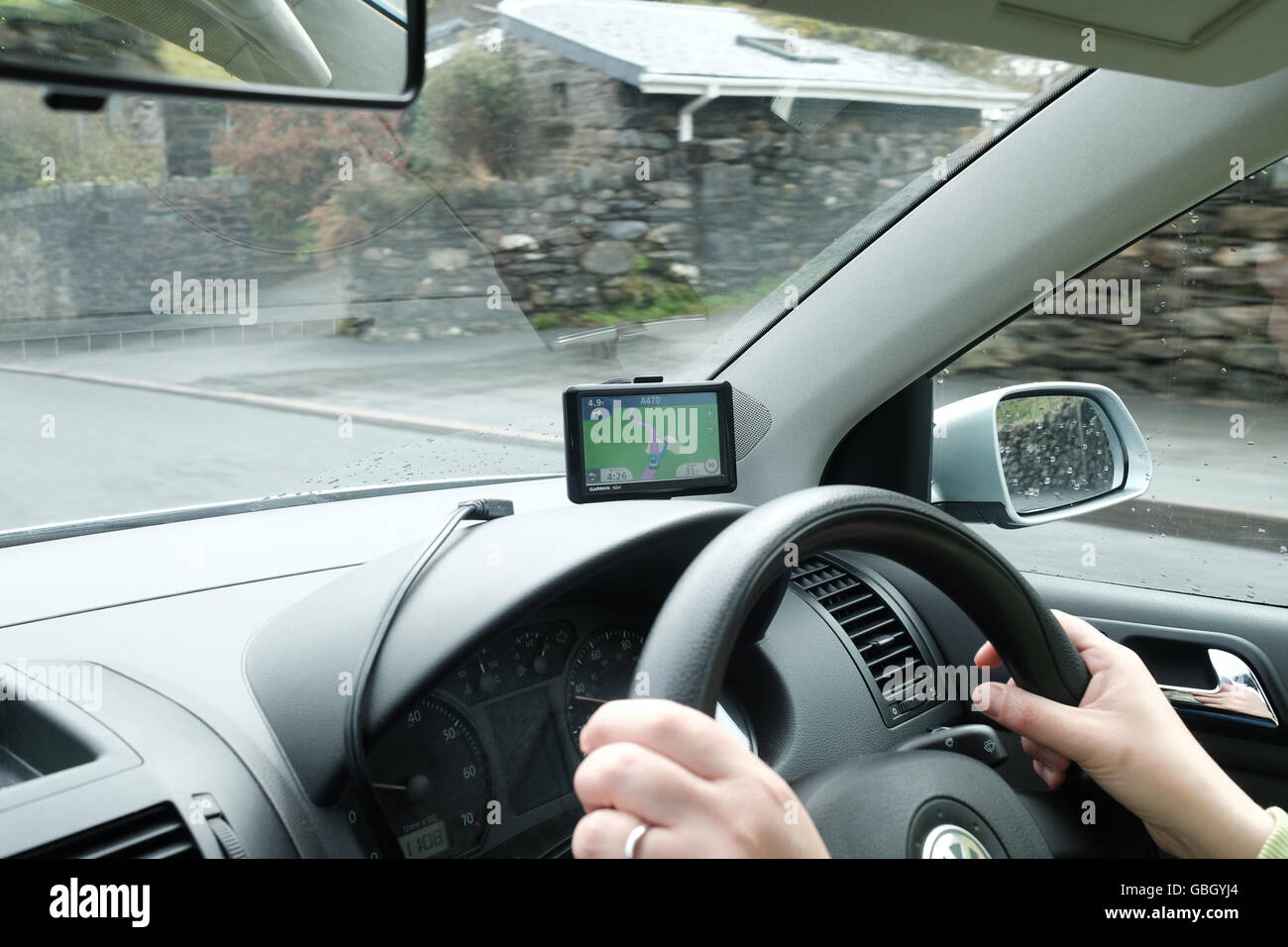 Sat Nav fahren im Regen Stockfoto