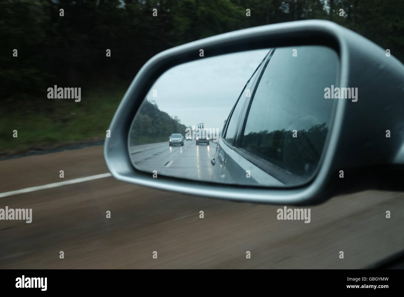 Regen-Ansicht von Außenspiegel fahren auf der Autobahn Stockfoto