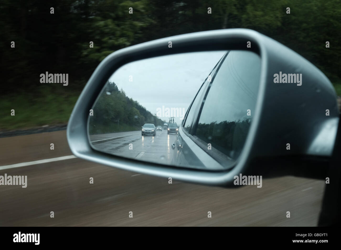 Regen-Ansicht von Außenspiegel fahren auf der Autobahn Stockfoto