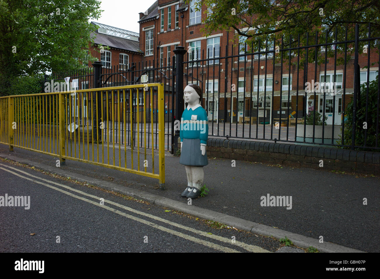 Sicherheit Schulkinder Statue außerhalb der Schule zu schnelles fahren zu vermeiden Stockfoto