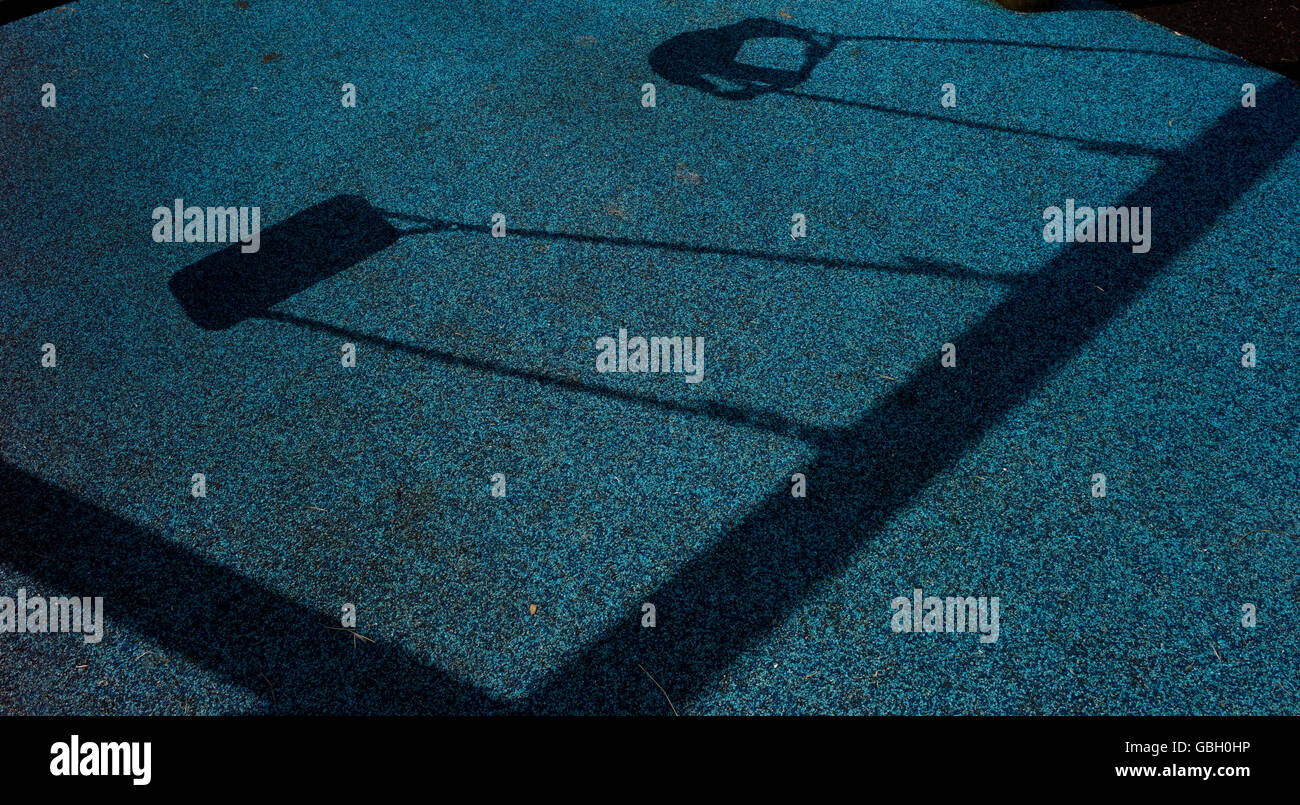 Schatten der Schaukeln auf Spielplatz Stockfoto