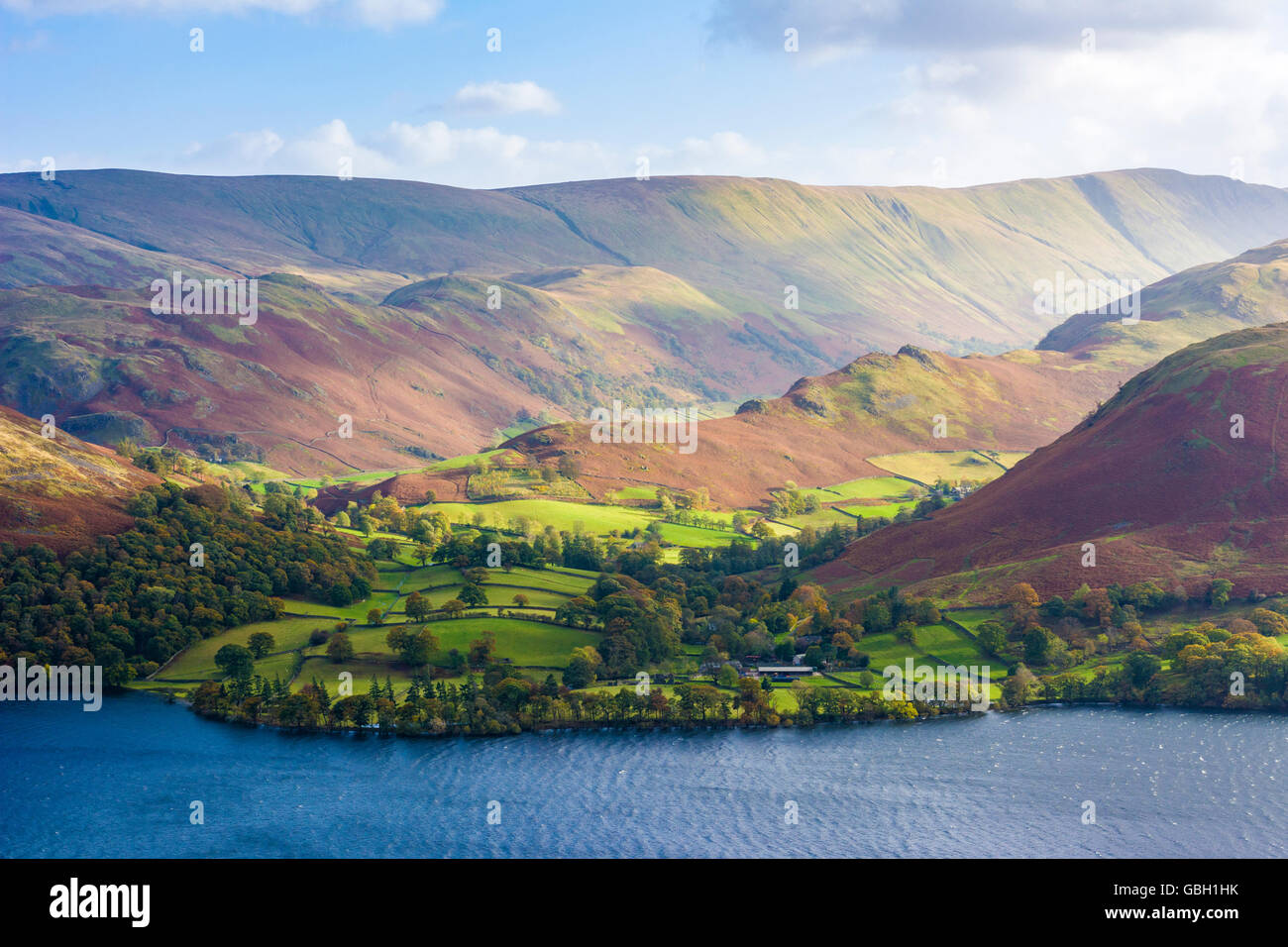 Ullswater, Sandwick Bay und Martindale, von Gowbarrow Fell aus gesehen, im Lake District Park, Cumbria, England. Stockfoto