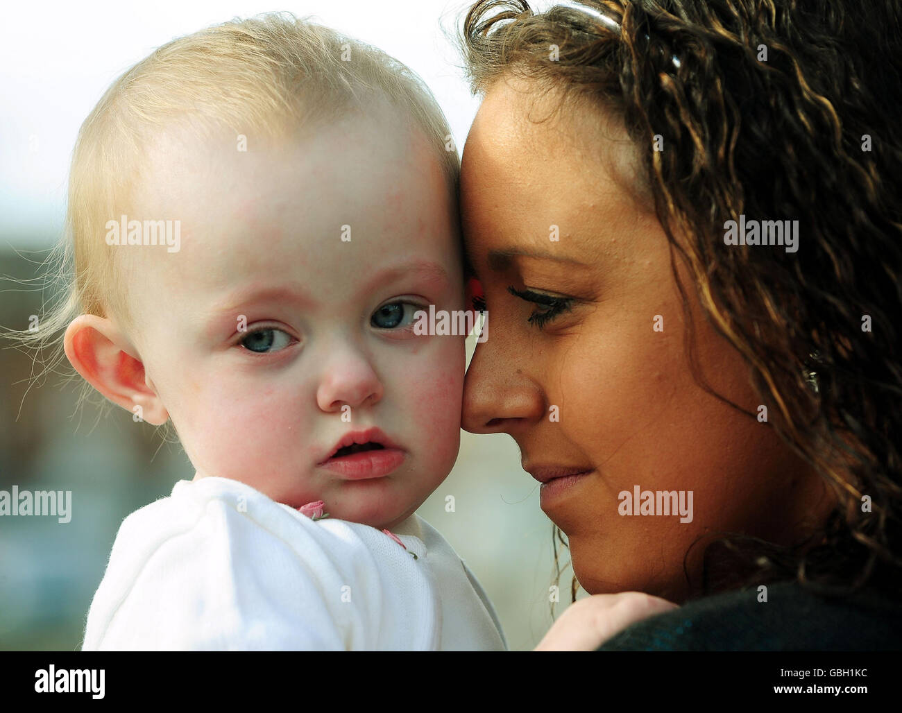 Mutter Stephannie Bulloch mit Tochter Kadii, 16 Monate alt, aus Middleton St. George, County Durham, die von einem Arzt im Alter von 15 Monaten mit einem Splitter diagnostiziert wurde, als sie tatsächlich mit einer Meningitis geschlagen wurde. Stockfoto