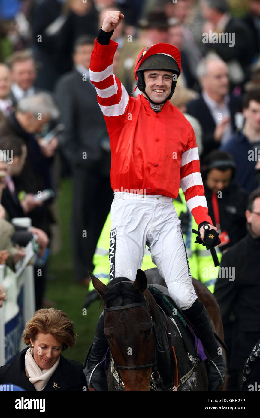 Ruby Walsh auf Cooldine feiert den Gewinn des RSA Steeple Chase auf der Cheltenham Racecourse, Cheltenham. Stockfoto