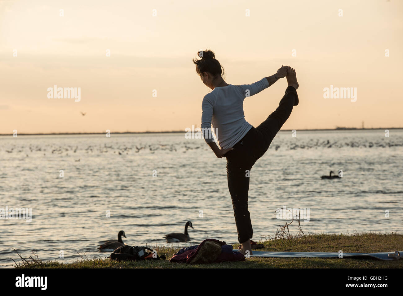 Frau praktizieren Yoga in der Natur. Stockfoto