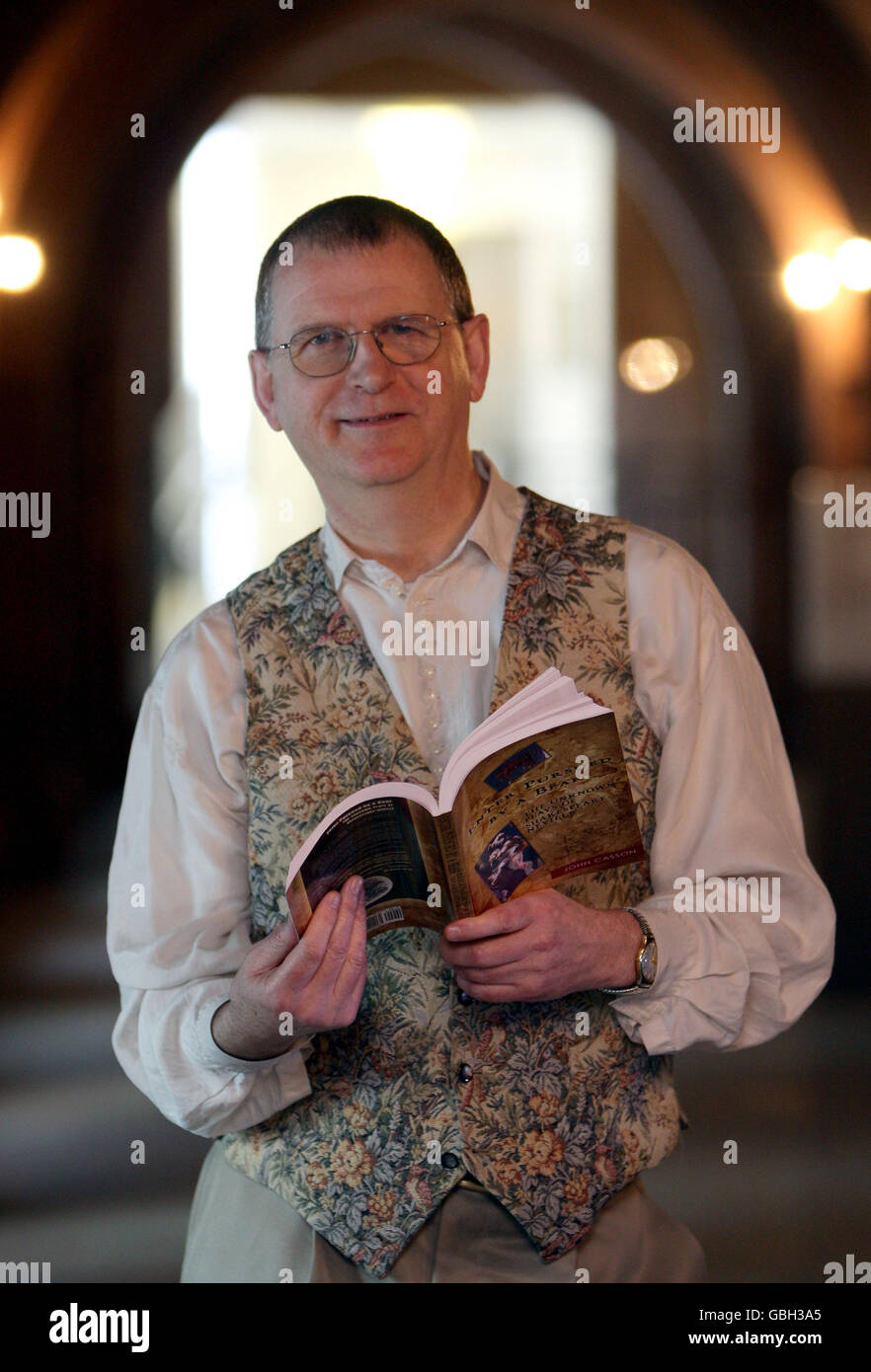 Dr. John Casson mit seinem neuen Buch „Enter Achachteten von Einem Bären“ in der John Ryland's Library in Manchester. In dem Buch behauptet Dr. Casson, sechs neue Stücke entdeckt zu haben, die alle von The Bard stammen. Stockfoto