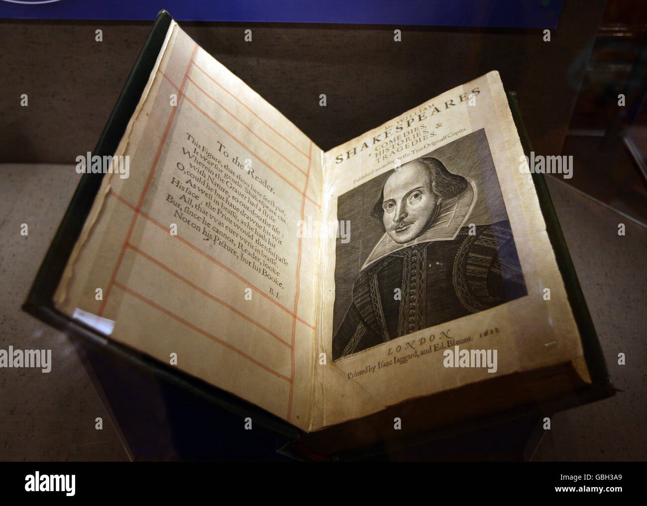 Eine Nahaufnahme der Ausgabe 1623 des ersten Folio von Shakespeares Stücken, zu sehen in John Ryland's Library in Manchester. Dr. Casson stellt heute sein neues Buch "Enter achargetacentlang by A Bear" vor. In dem Buch behauptet Dr. Casson, sechs neue Stücke entdeckt zu haben, die alle von der Barde sind. Stockfoto