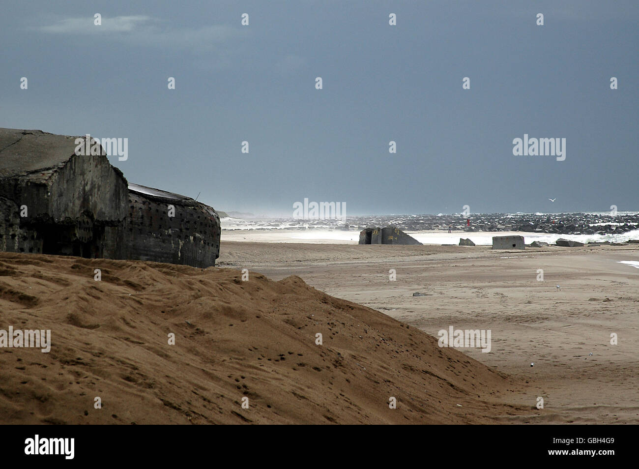 Atlantikwall bleibt am Strand von Thyborøn. Dieser Bunker und Stärken sind Hintern aus dem 2. Weltkrieg verließ. Stockfoto