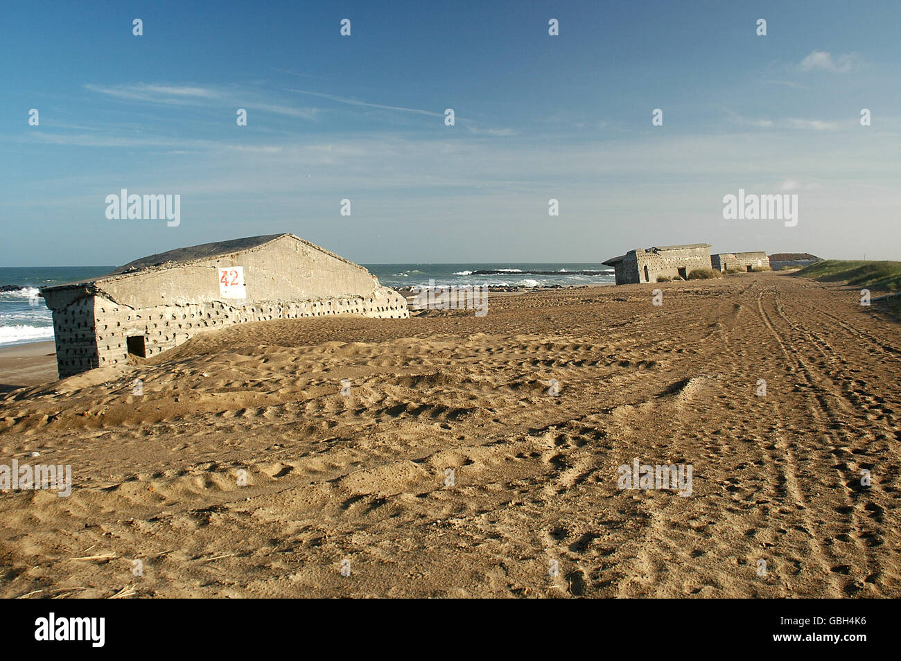 Atlantikwall bleibt am Strand von Thyborøn. Dieser Bunker und Stärken sind Hintern aus dem 2. Weltkrieg verließ. Stockfoto