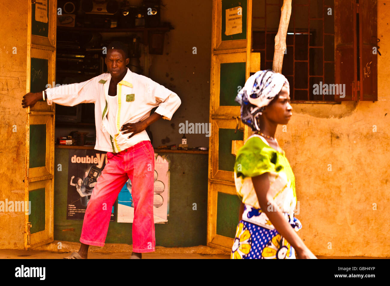 MASAI MARA, KENIA. 18. Dezember 2011: Ein kenianischer Mann in rosa Hose steht in der Tür seines Ladens in Mombasa. Stockfoto