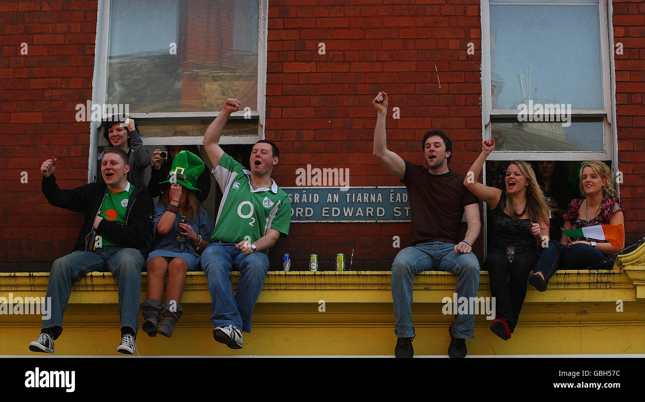 St. Patricks Day. Mitglieder des Publikums genießen die Show während der jährlichen St. Patricks Day Parade in Dublin. Stockfoto
