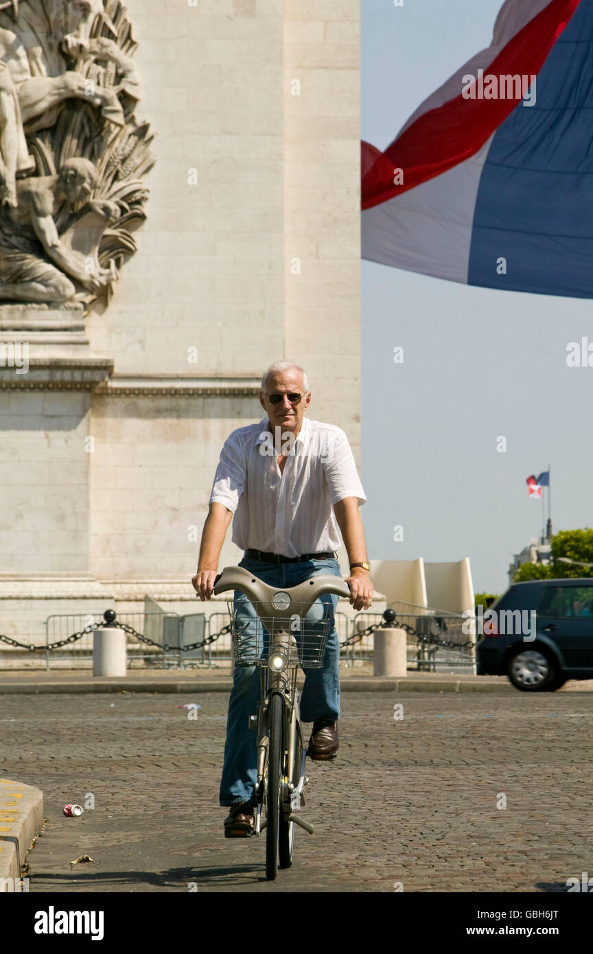 Der Korrespondent der Zeitung Times Charles Bremner reitet eine Velib' Fahrrad vorbei an Arc de Triomphe Paris, Frankreich, 15. Juli 2007. Stockfoto