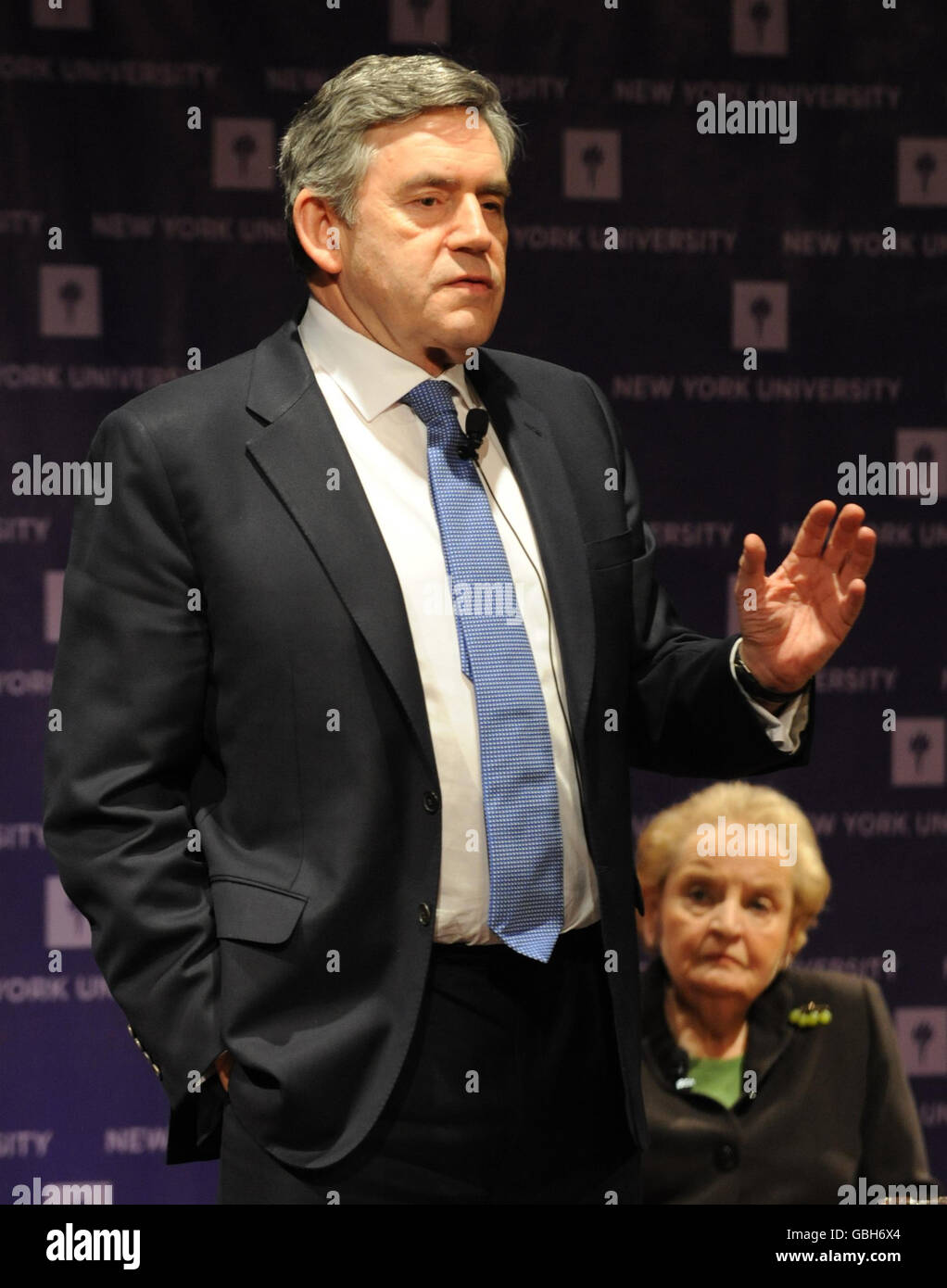 Der britische Premierminister Gordon Brown hält während seines eintägigen Besuchs in New York City eine Rede zum Thema „EIN neuer Multilateralismus für das 21. Jahrhundert“ mit der ehemaligen US-Außenministerin Madeleine Albright an der New York University. Stockfoto