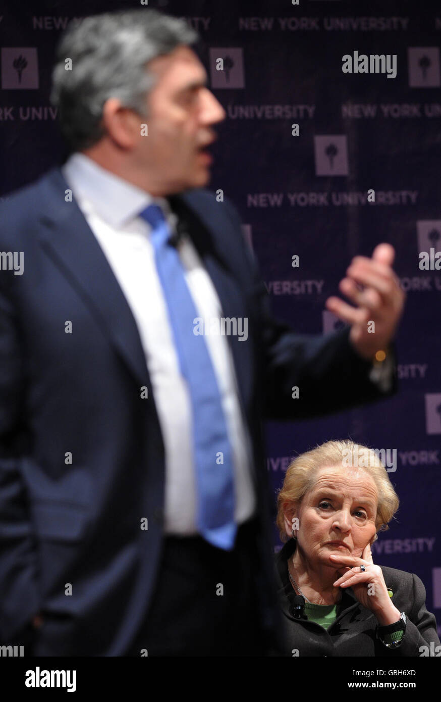 Der britische Premierminister Gordon Brown hält während seines eintägigen Besuchs in New York City eine Rede zum Thema "EIN neuer Multilateralismus für das 21. Jahrhundert" mit der ehemaligen US-Außenministerin Madeleine Albright an der New York University. Stockfoto