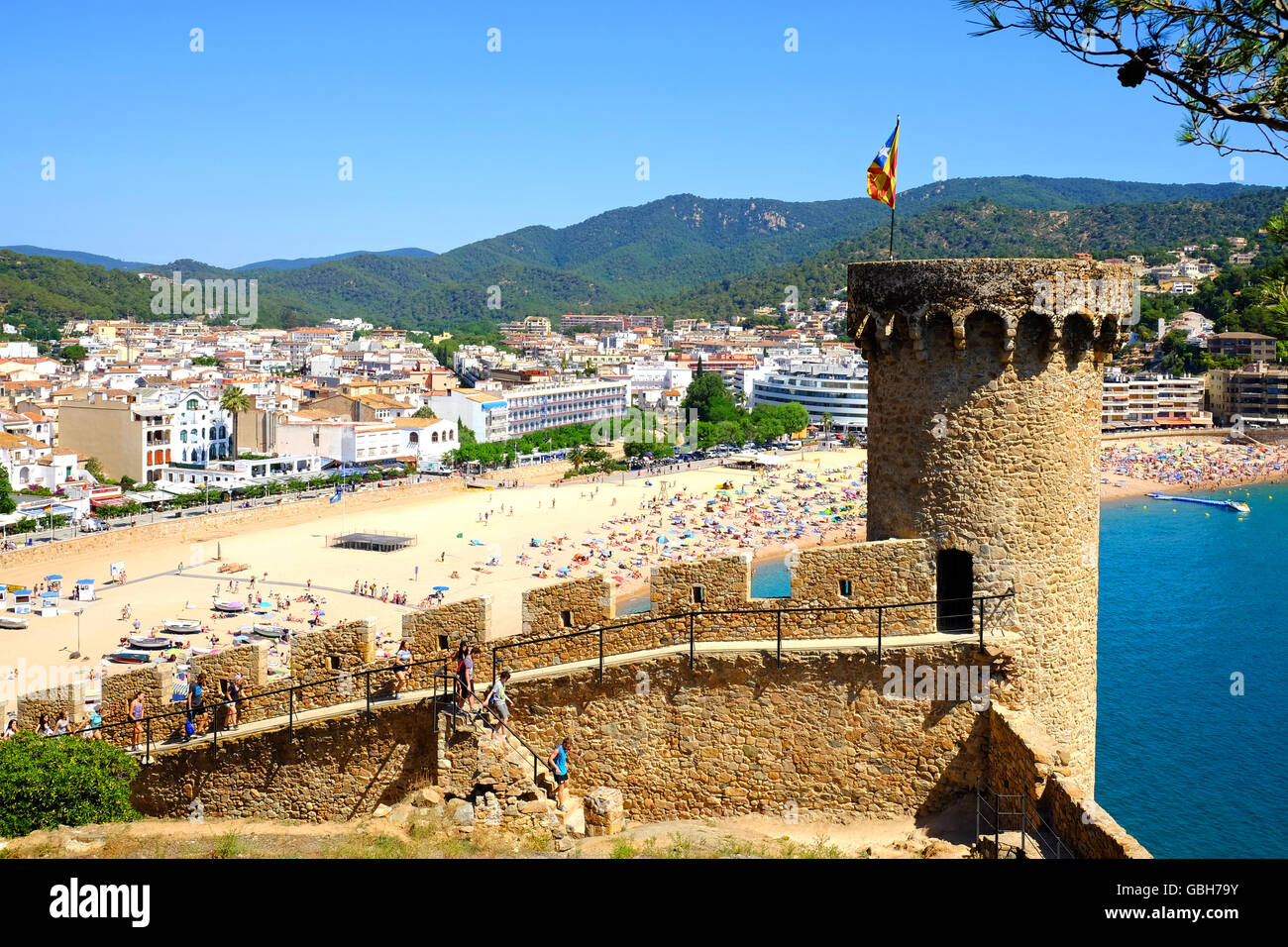 Eine mittelalterliche Burg mit Blick auf die Stadt Tossa de Mar an der Costa Brava in Spanien Stockfoto