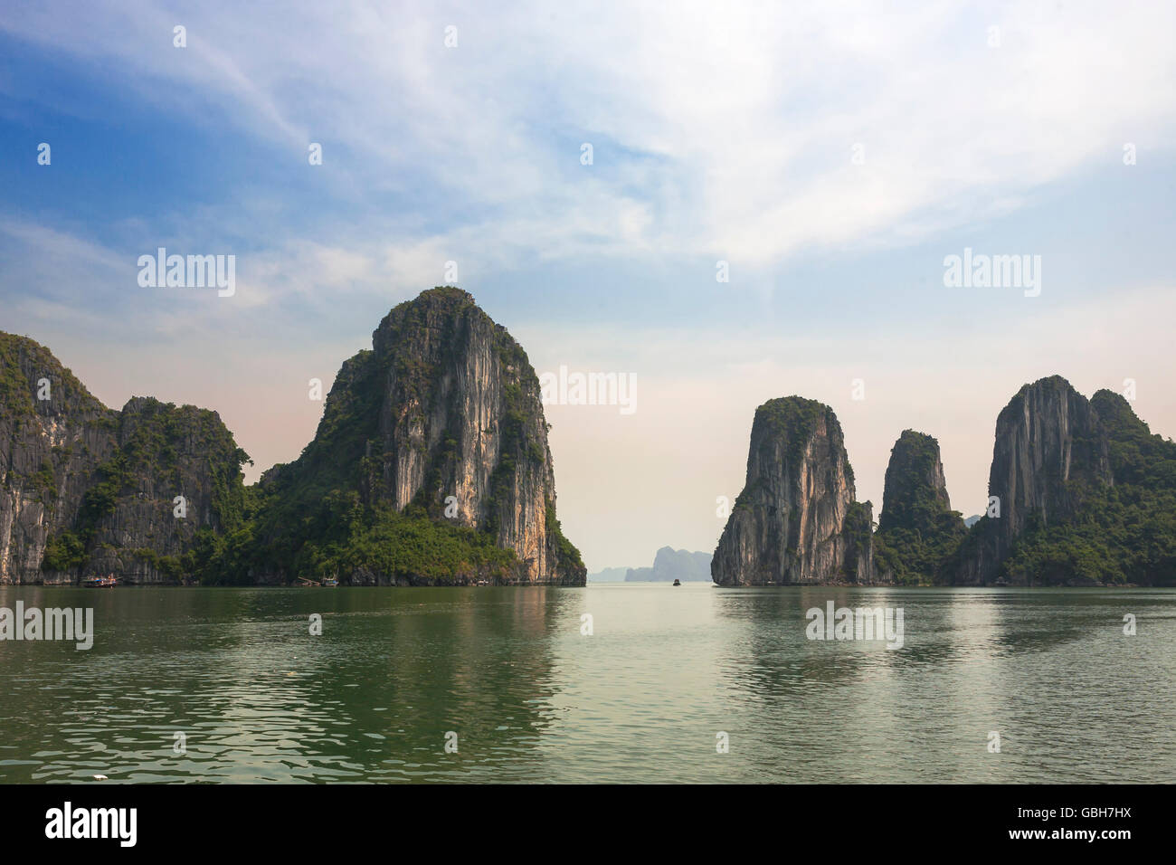 DAO Dau Go und Hon Cap Ngan, zwei von den vielen Hunderten von Inseln in Ha Long Bay, Provinz Quang Ninh, Viet Nam Stockfoto