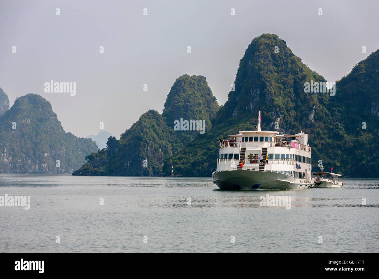 Kreuzfahrtschiff navigiert den Kanal nördlich von Cat Ba Island, Ha Long Bay, Provinz Quang Ninh, Viet Nam Stockfoto