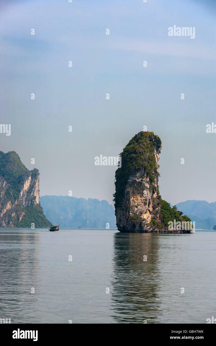 Ngon Tay Inselchen im Kanal Nord-Osten der Insel Cat Ba, Ha Long Bay, Quang Ninh, Viet Nam Stockfoto