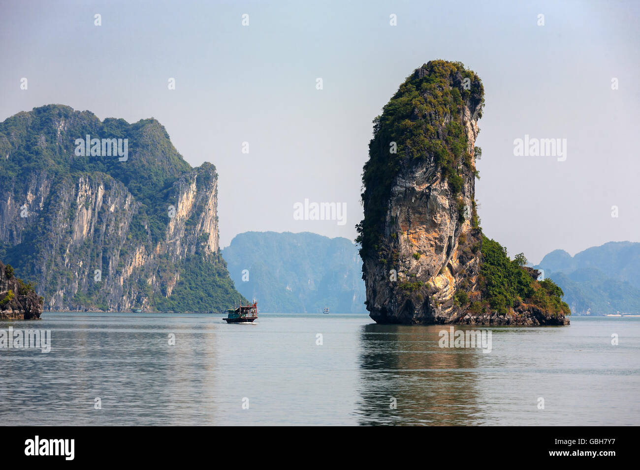 Ngon Tay Inselchen im Kanal Nord-Osten der Insel Cat Ba, Ha Long Bay, Quang Ninh, Viet Nam Stockfoto