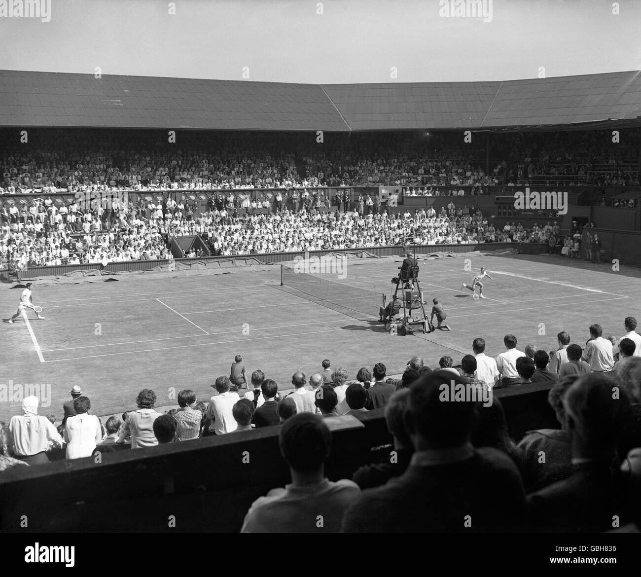 Eine allgemeine Ansicht von Ken Rosewall und Lew Hoad in ihrem Halbfinalspiel im ersten professionellen Tennisturnier in Wimbledon. Stockfoto