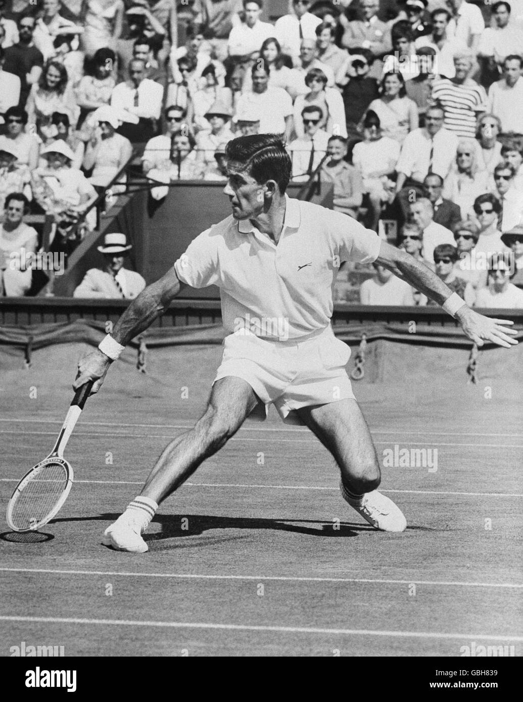 Der Australier Ken Rosewall in Aktion gegen Lew Hoad im Halbfinale des ersten professionellen Tennisturniers in Wimbledon. Stockfoto