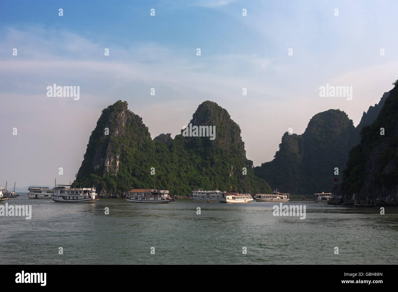 Ausflugsboote Schwarm rund um den Hafen, Dao gehen Insel, Ha Long Bay, Provinz Quang Ninh, Viet Nam Stockfoto