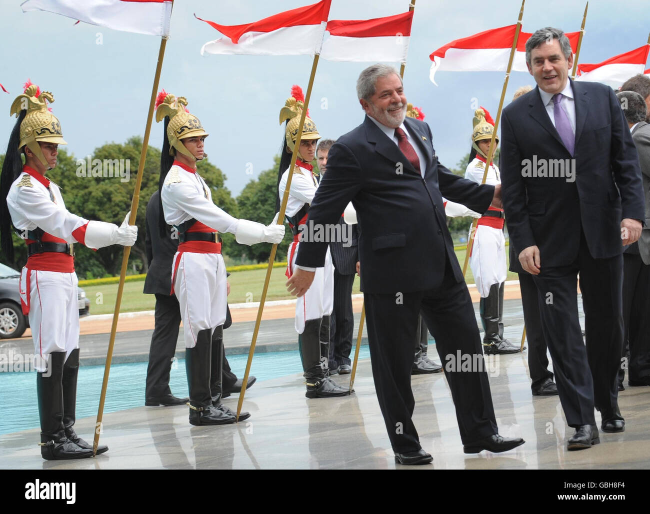Der britische Premierminister Gordon Brown wird heute am ersten Tag eines dreitägigen Besuchs in Südamerika vom brasilianischen Präsidenten Luis Inacio Lula Da Silva im Alvorada Palacea in der brasilianischen Hauptstadt Brasilia begrüßt. Stockfoto