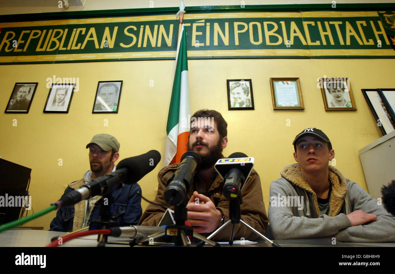 Der republikanische Sinn Fein-Direktor der Publicity Richard Walsh (Beard) nimmt an einer Pressekonferenz auf der Falls Road in Belfast Teil, bei der Republikaner, deren Häuser von der Polizei in Craigavon nach den Erschießungen Anfang dieses Monats auf den Polizeibeamten Stephen Carroll überfallen wurden. Stockfoto