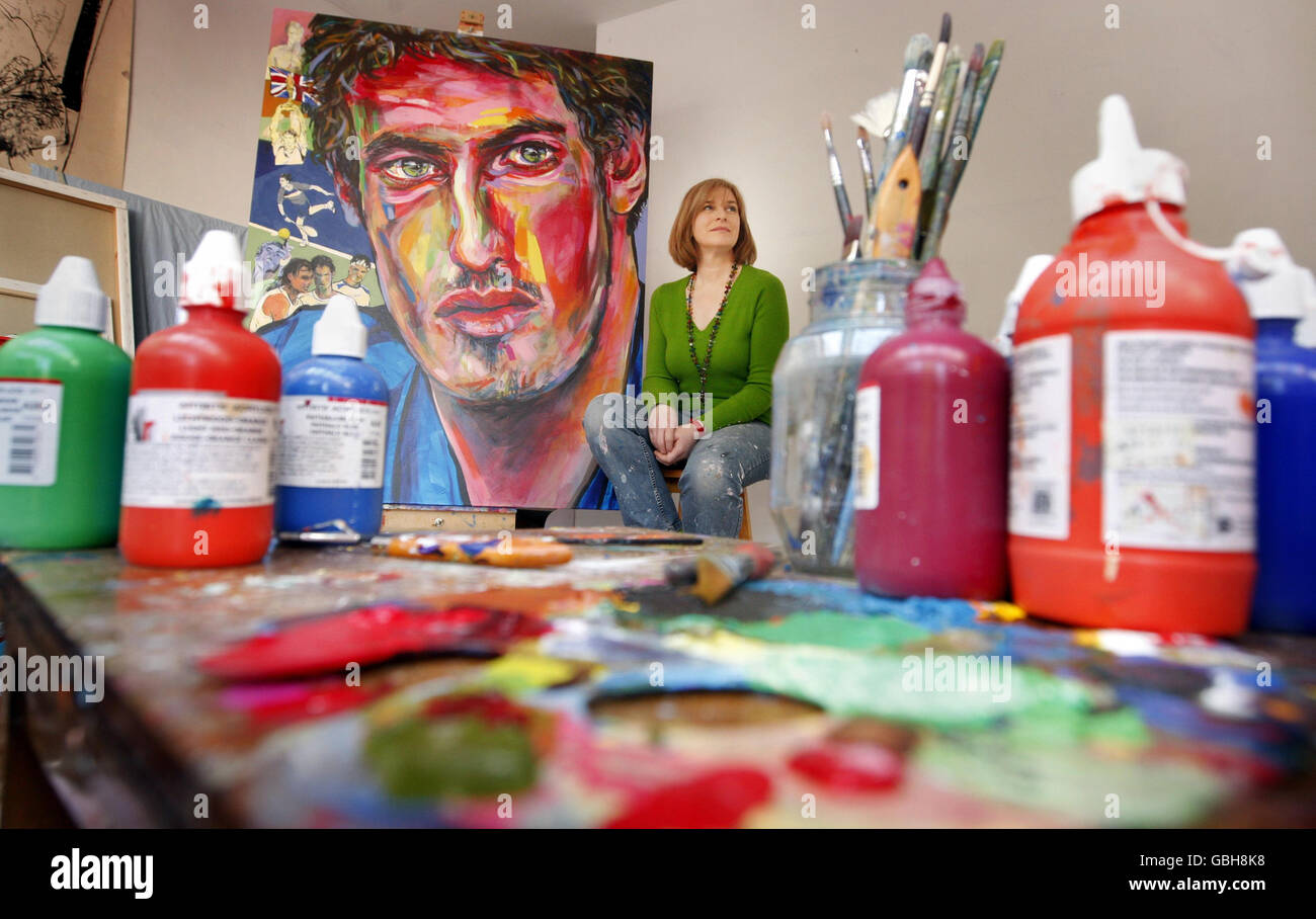 Die Künstlerin Rosemary Beaton in ihrem Studio in Bishopton, Schottland, mit ihrem Porträt des schottischen Tennisspielers Andy Murray, von dem sie hofft, dass sie einen Platz in der diesjährigen Royal Academy of Arts Summer Exhibition bekommt. Stockfoto