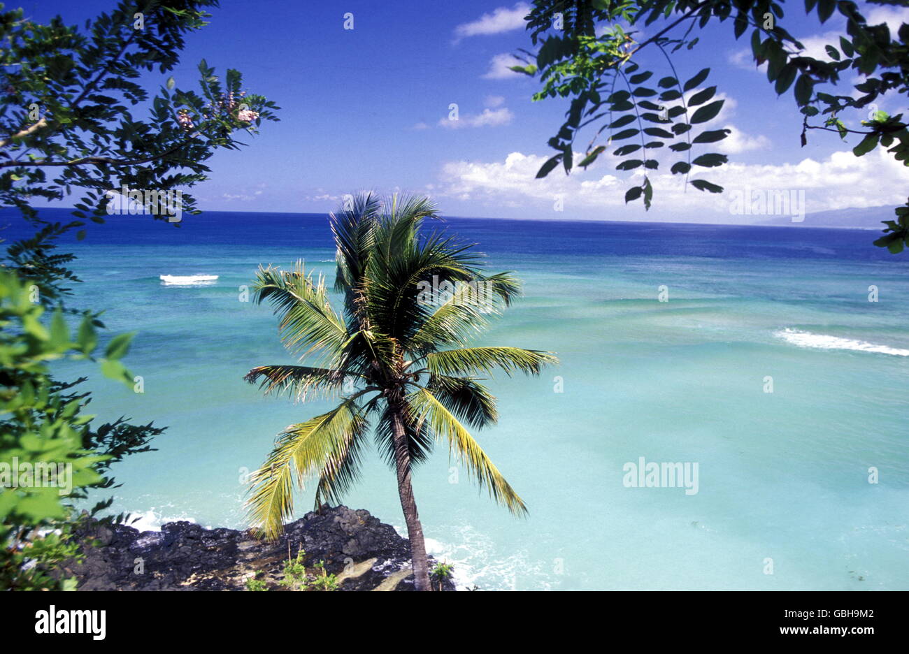 der Strand des Dorfes Moya auf der Insel Anjouan auf den Komoren abruptes im Indischen Ozean in Afrika. Stockfoto