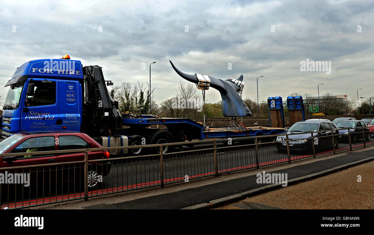 Ein 10 m hohes, 20 m breites lebensgroßes Modell eines Blauwals-Schwanzes, das vom National Geographic Channel in Auftrag gegeben wurde, Tail wird entlang der A40 in der Nähe der Hanger Lane in London transportiert, nachdem er im Serpentine im Londoner Hyde Park die Premiere von Blue Whale Odyssey und den Start seines neuen Kanals, Nat Geo Wild HD, gefeiert hat. Stockfoto