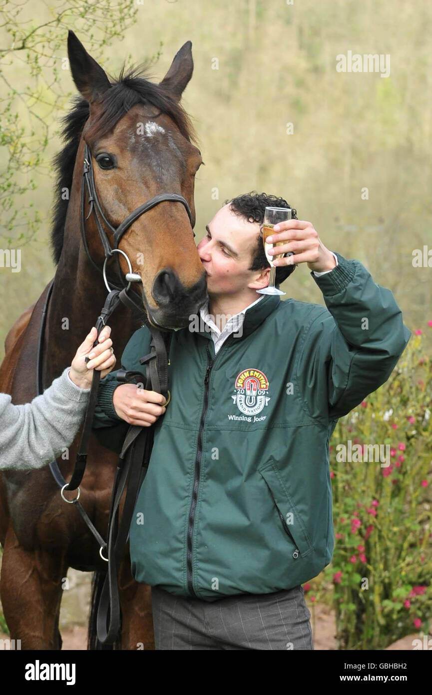 Der Grand National-Sieger Liam Treadwell küsst sein Pferd Mon Mome in Venetia Williams Stables, Kings Cable, Hereford. Stockfoto Der Grand National-Sieger Liam Treadwell küsst sein Pferd Mon Mome in Venetia Williams Stables, Kings Cable, Hereford. Stockfoto