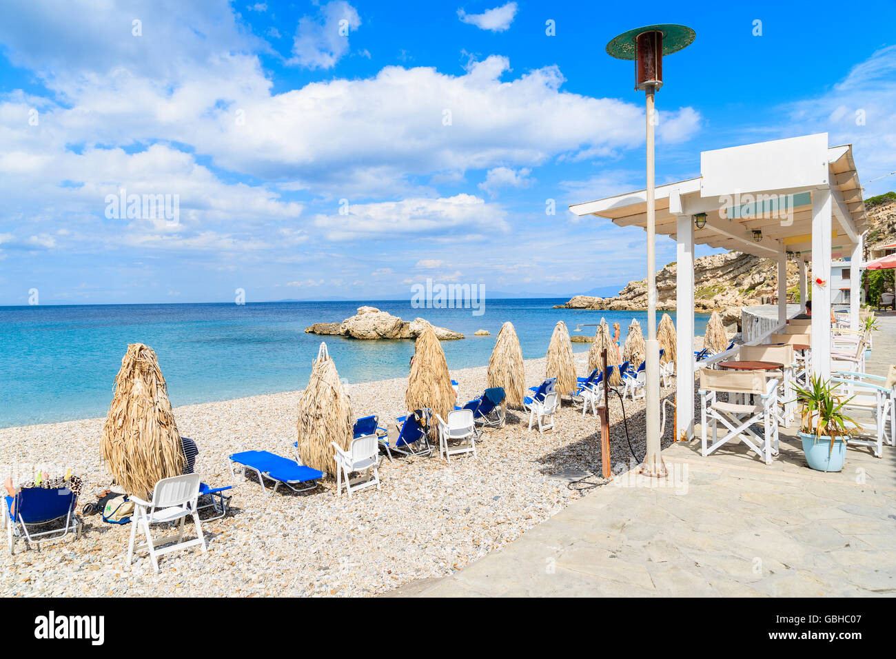 Küstenpromenade entlang eines Strandes in Kokkari Stadt, Insel Samos, Griechenland Stockfoto