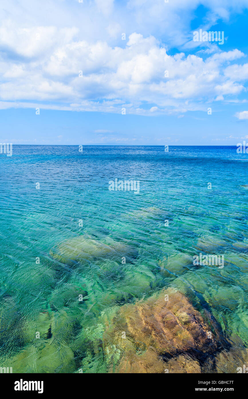 Kristallklaren Meerwasser des Ägäischen Meeres in Kokkari Beach, Insel Samos, Griechenland Stockfoto