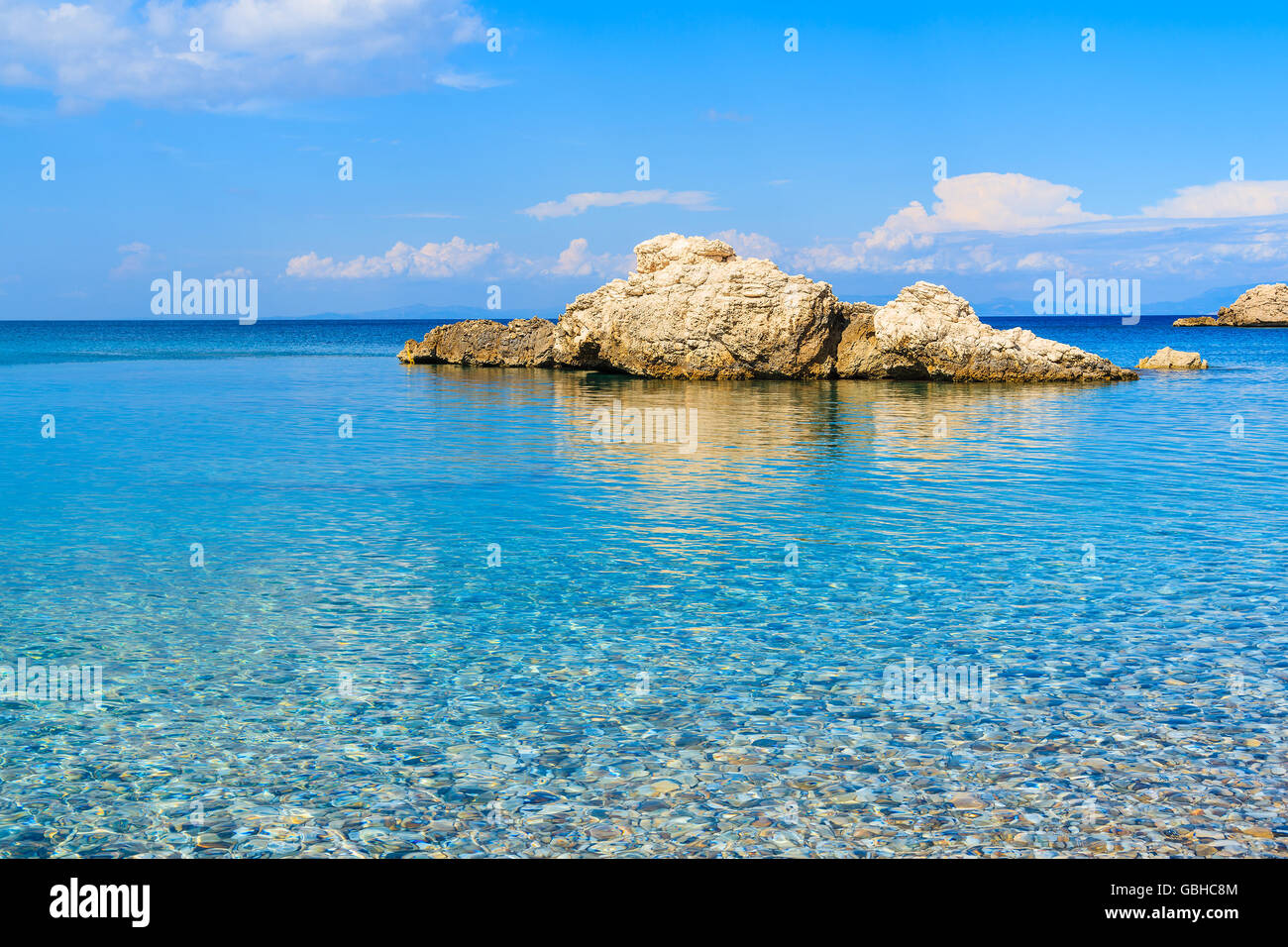 Rock in Blau kristallklares Meerwasser auf die Insel Strand von Samos, Griechenland Stockfoto