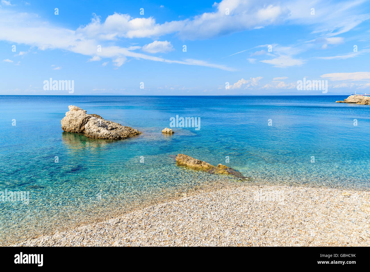 Kristallklares Meerwasser von Kokkari Beach, Insel Samos, Griechenland Stockfoto