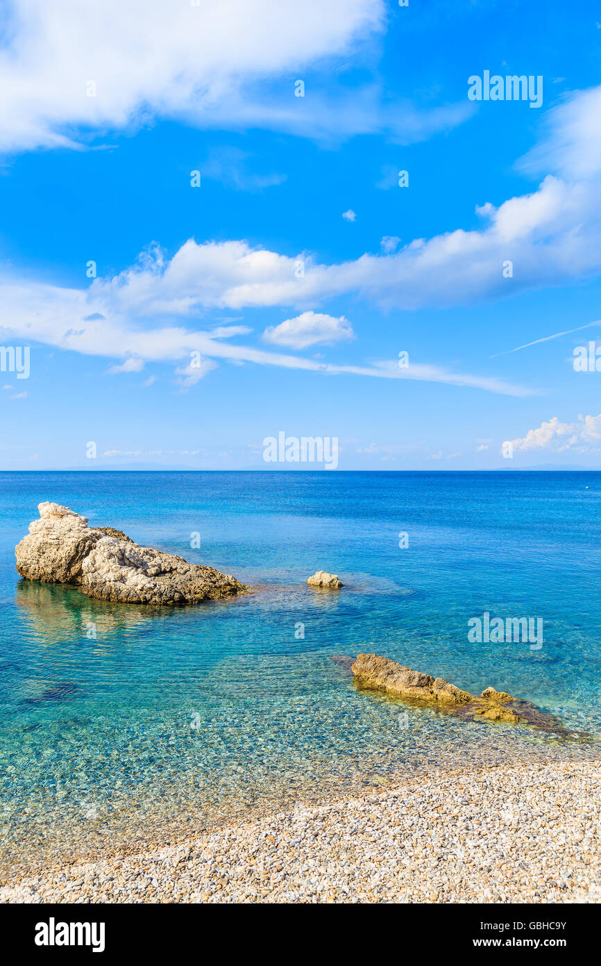 Kristallklares Meerwasser auf Kokkari Beach, Insel Samos, Griechenland Stockfoto