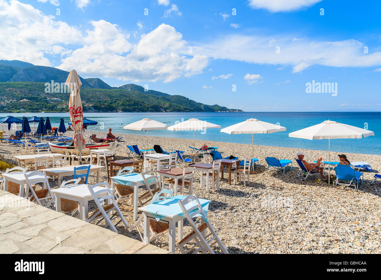 Insel SAMOS, Griechenland - SEP 24, 2015: Menschen entspannen am Strand in Kokkari Stadt, Insel Samos, Griechenland. Stockfoto
